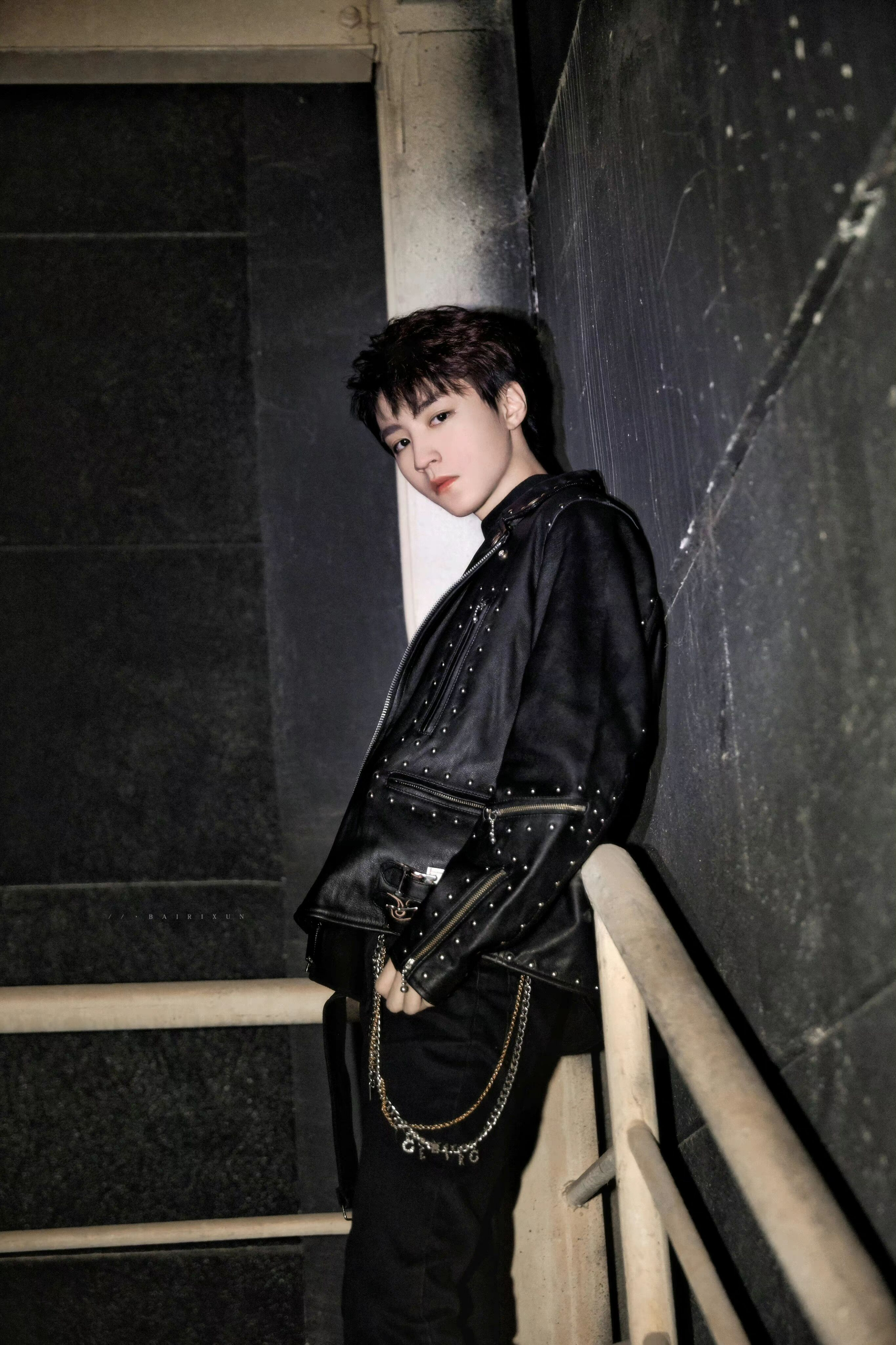 王俊凯的战损妆上热搜，但粉丝都觉得大可不必，不要搞笑男人设