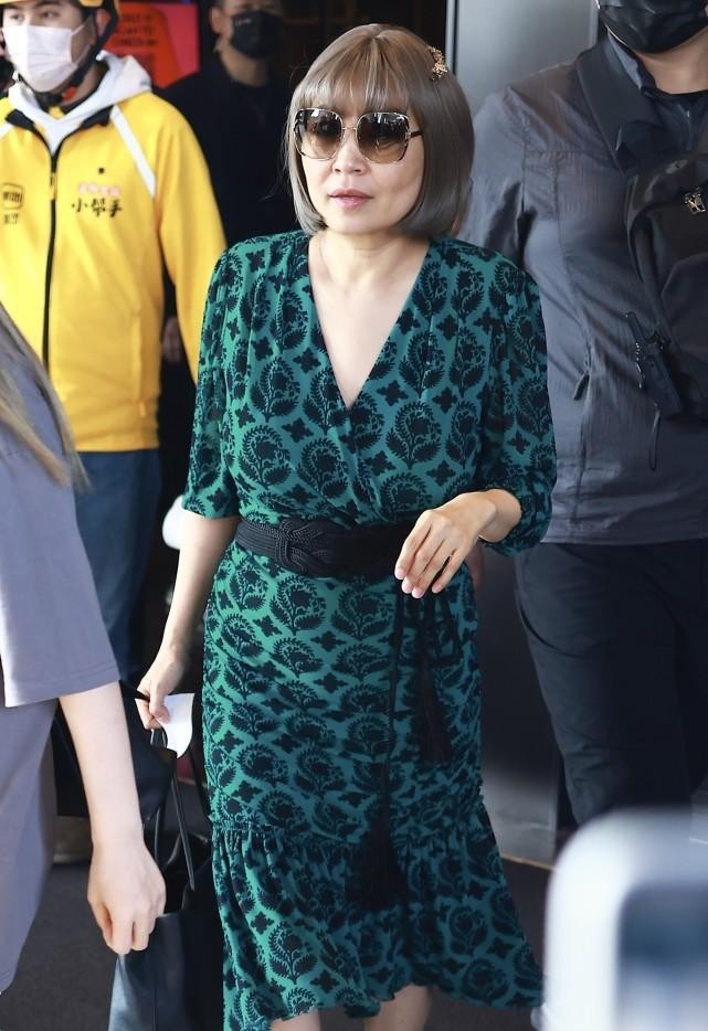 张蔷参加浪姐3正式回归，50多的人身材还这么好，难怪能引领潮流