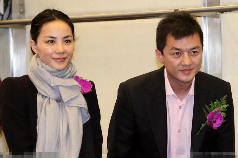 恭喜！李亚鹏宣布结婚生子，晒出跟妻子海哈金喜合影，甜蜜告白