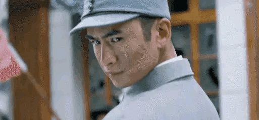 抗日剧变矫情？涂发胶抹口红，白面烧饼还嫌弃，对得起以前战士吗