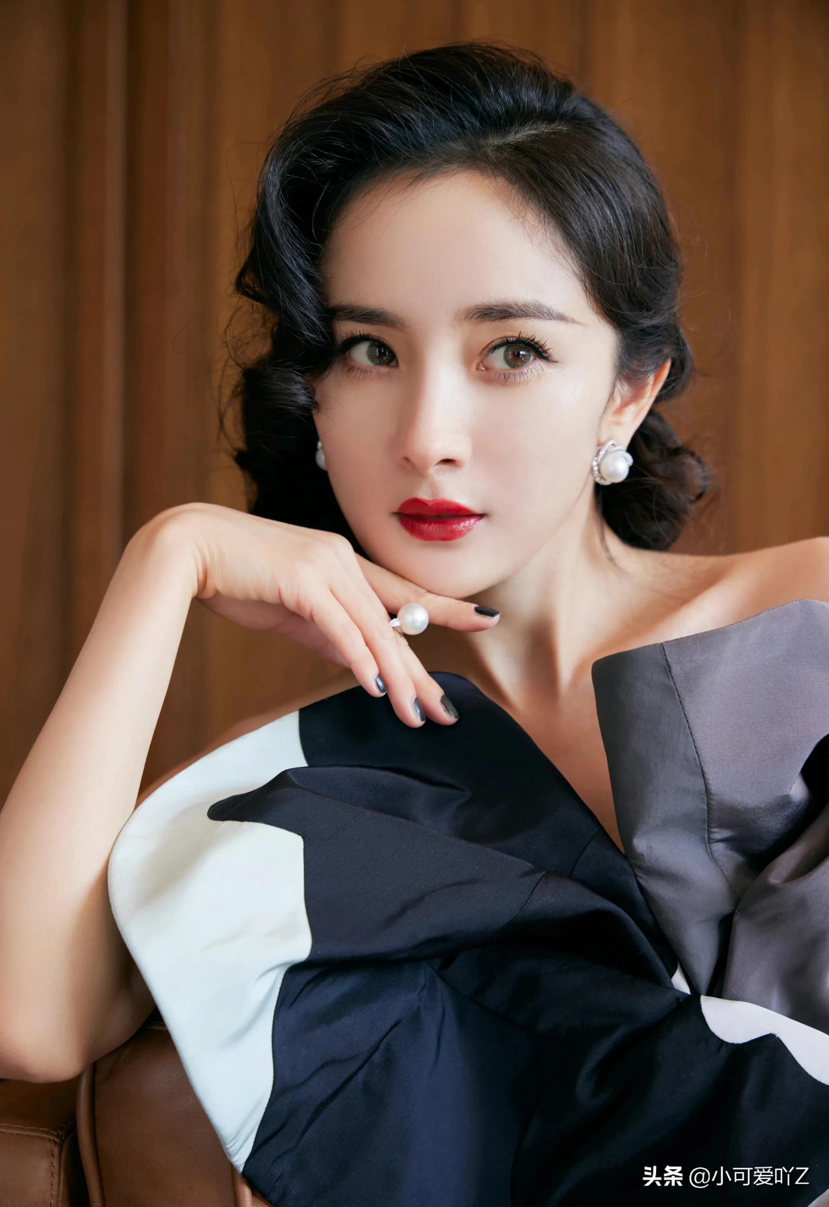 杨幂，复古礼服，波浪卷发，尽显优雅成熟