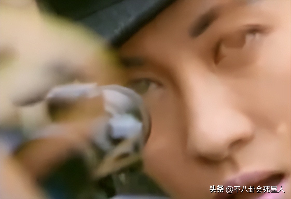 抗日剧变矫情？涂发胶抹口红，白面烧饼还嫌弃，对得起以前战士吗