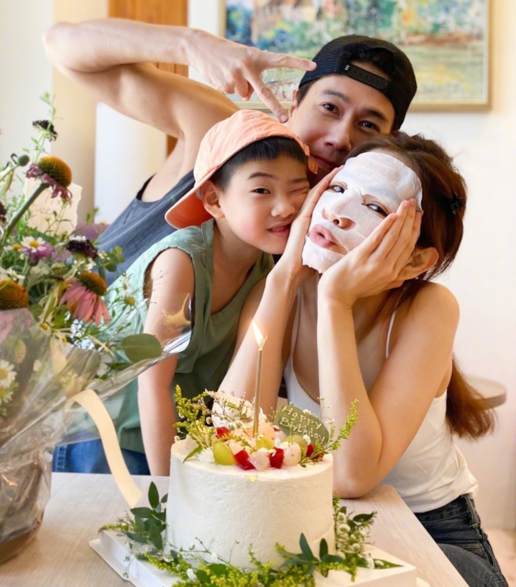 Ella晒全家福庆生，孩子老公左右夹吻好幸福，41岁逆生长越来越美