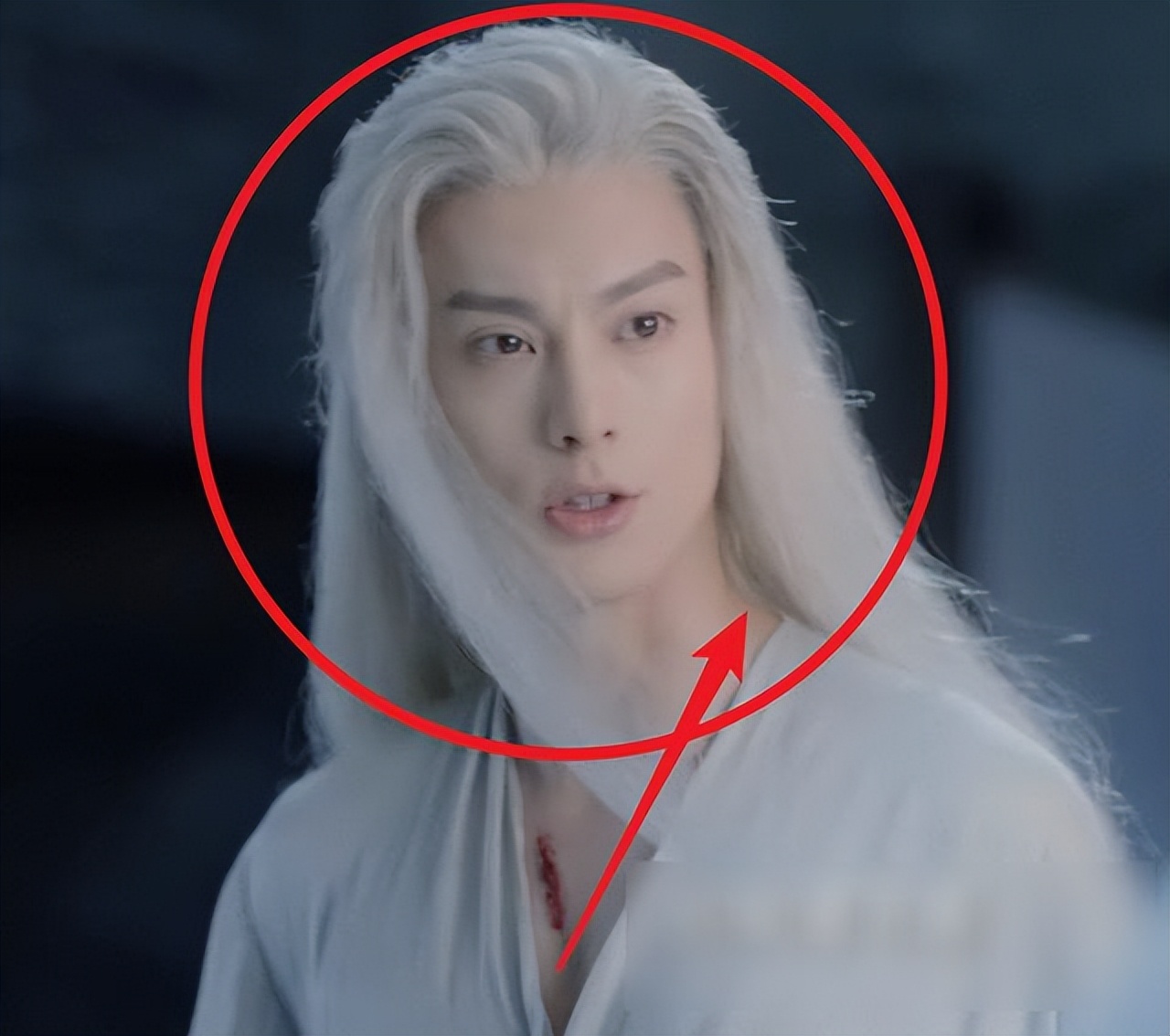 同样是演“白发美男”，有人一眼万年，有人像顶了一头枯草