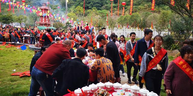 福州山区发现一座巨型土楼，里面装修太豪华了，吸引很多村民围观