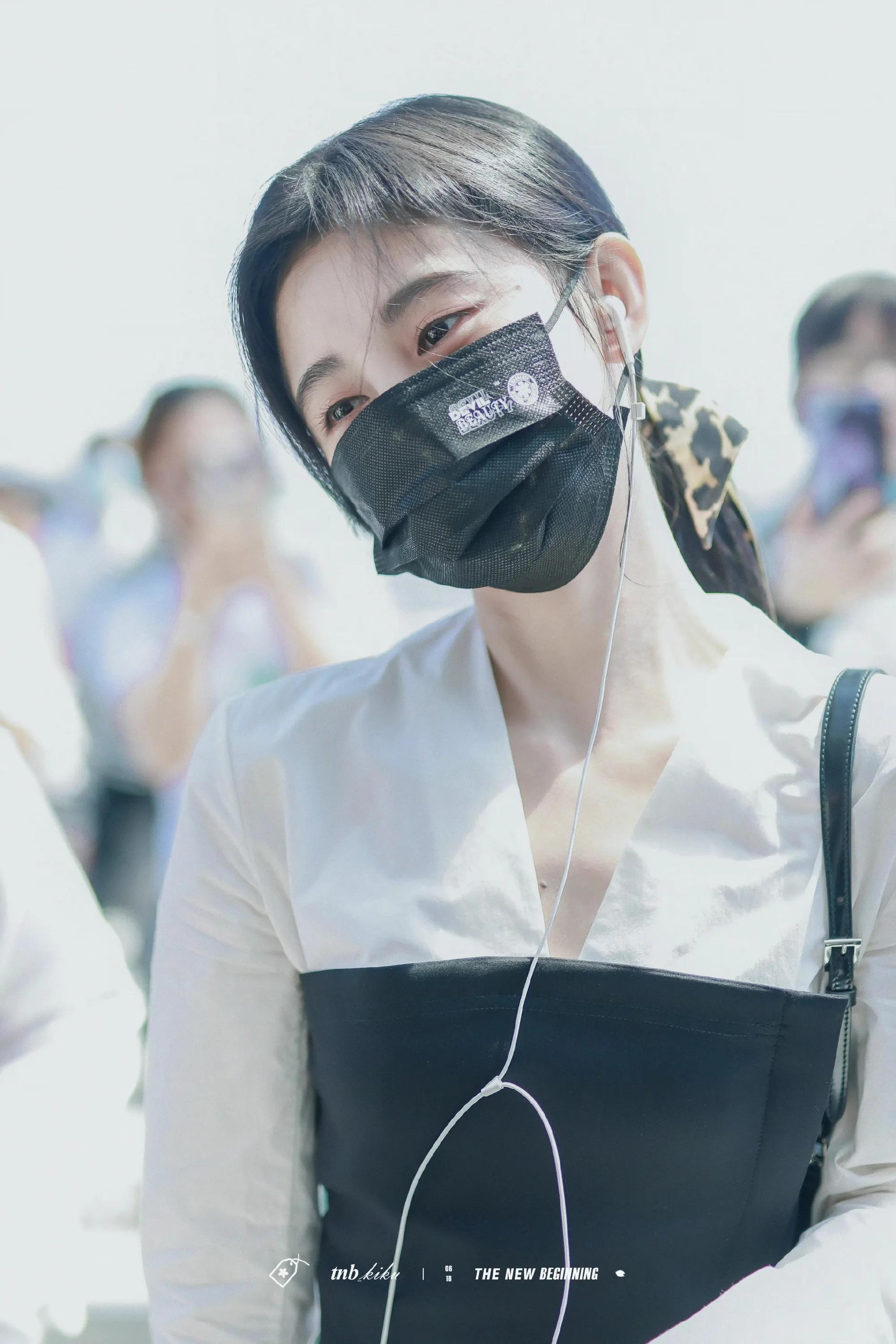 鞠婧祎机场照｜隔着口罩也能看见笑盈盈的脸