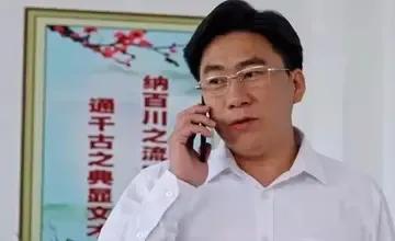 乡爱导演皮长山说以前拍戏都早早到片场没有请假的，现在抽空来拍