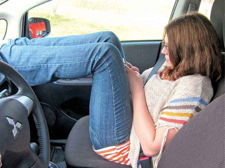 可怕，英女子坐副驾翘脚，安全气囊以200km/h爆开，股骨插进屁股