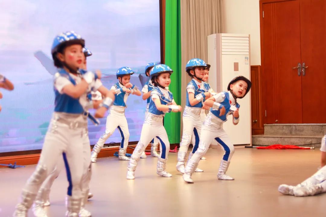 天府新区华阳实验小学举行“童星耀五月·艺术绽花开”群舞比赛