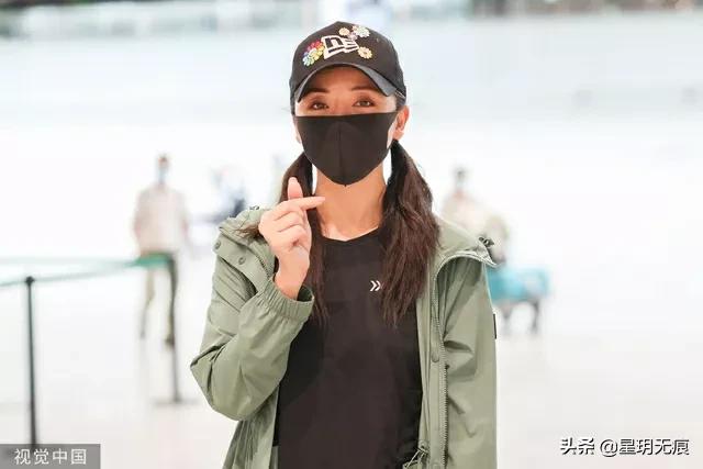 黄小蕾扎双马尾抵达机场 对镜打招呼比心随性亲切