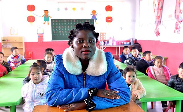 21岁非洲姑娘远嫁河南农民，公婆很满意，如今和儿子一起上幼儿园