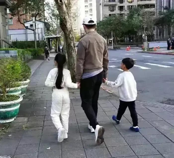 “曲终人散”的人生：大S一家忙着晒幸福，汪小菲满脸憔悴又孤单