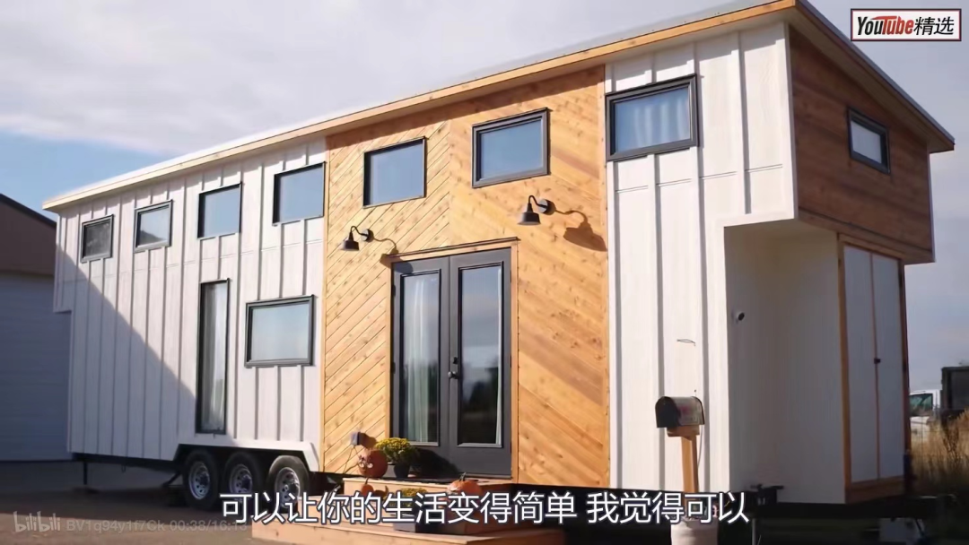 单身妈妈舍弃豪宅、花100万买拖车改成loft，44㎡还带浴缸壁炉