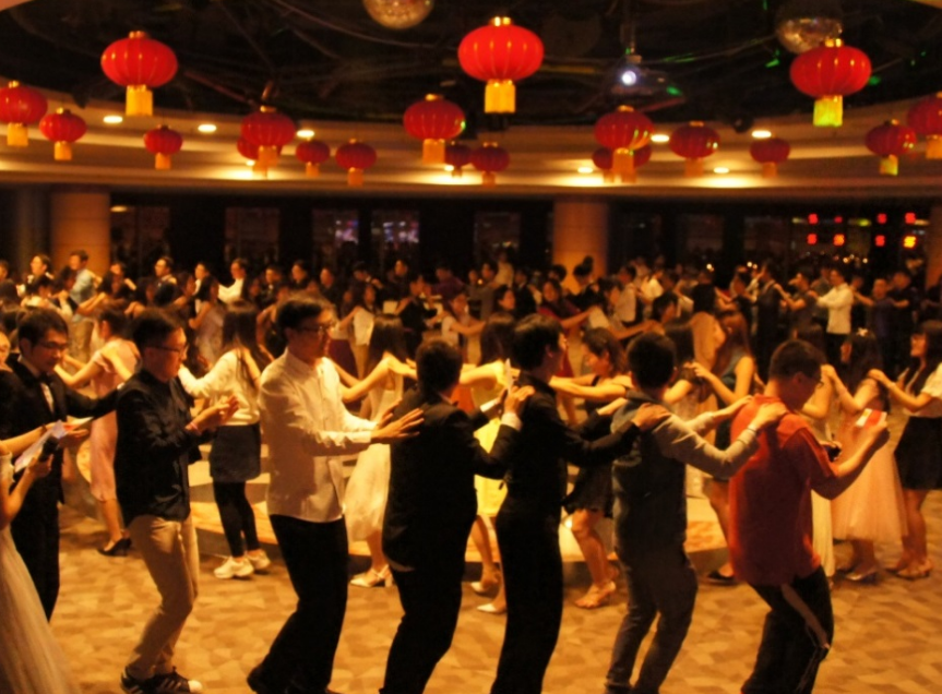 清华舞会照片曝光，俊男靓女引人注目，却被嘲是“留美预科”学校