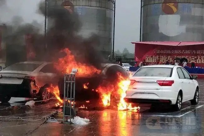 专家谈新能源汽车燃烧风险，充电100%比充电90%起火概率高十倍