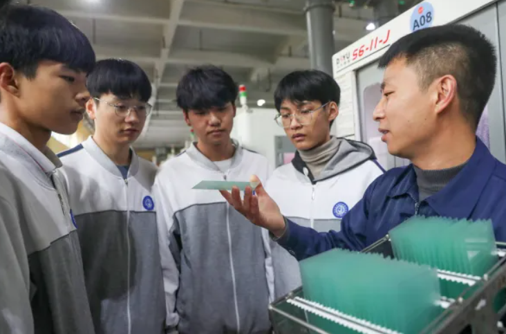 当代大学生毕业前VS毕业后，从年薪20万到月薪3千，摩托变单车