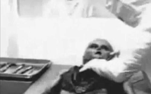 罗斯威尔事件外星幸存者口述：看到士兵拖走大眼外星生物的尸体