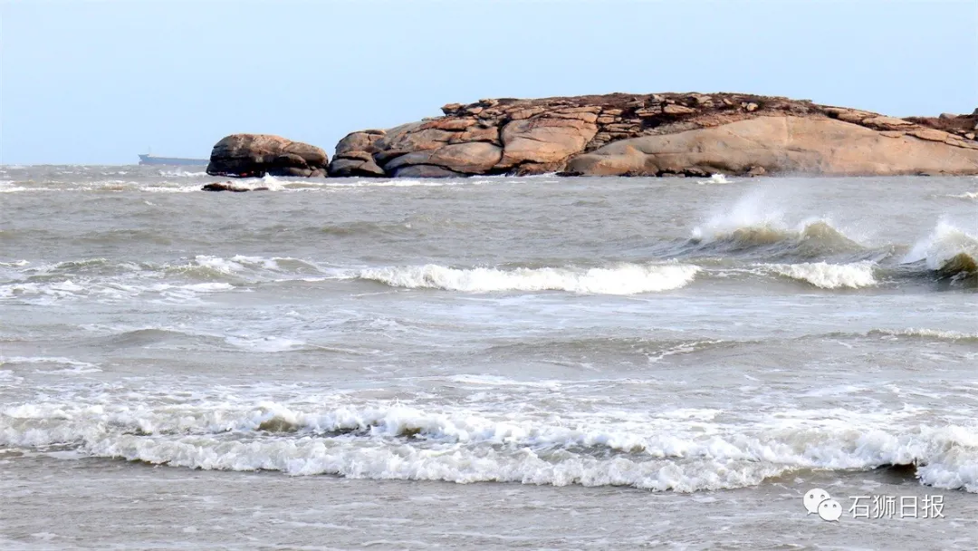 风劲潮涌浪高起，石狮海湾大风歌