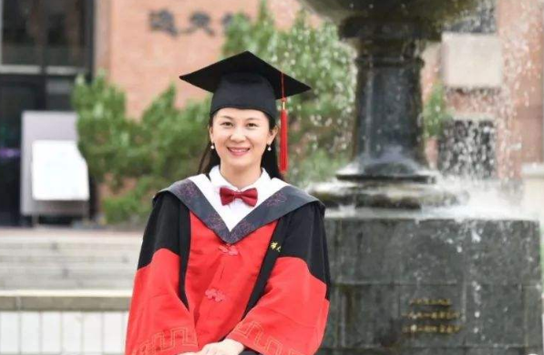 清华美女博士走红，号称“小石原里美”，每段学习经历都与众不同