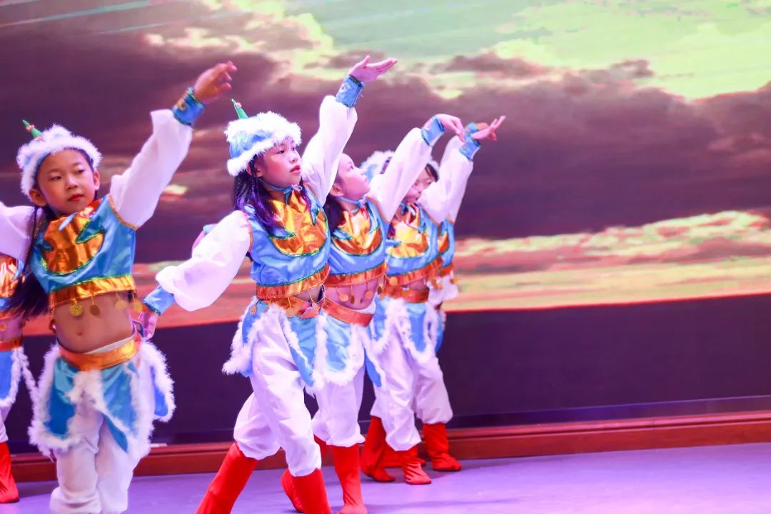 天府新区华阳实验小学举行“童星耀五月·艺术绽花开”群舞比赛