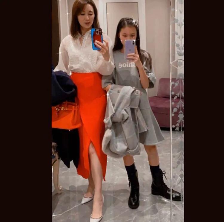 郭可盈51岁生日和家人聚餐画面温馨，熊黛林俩女儿到场为姑姑庆生