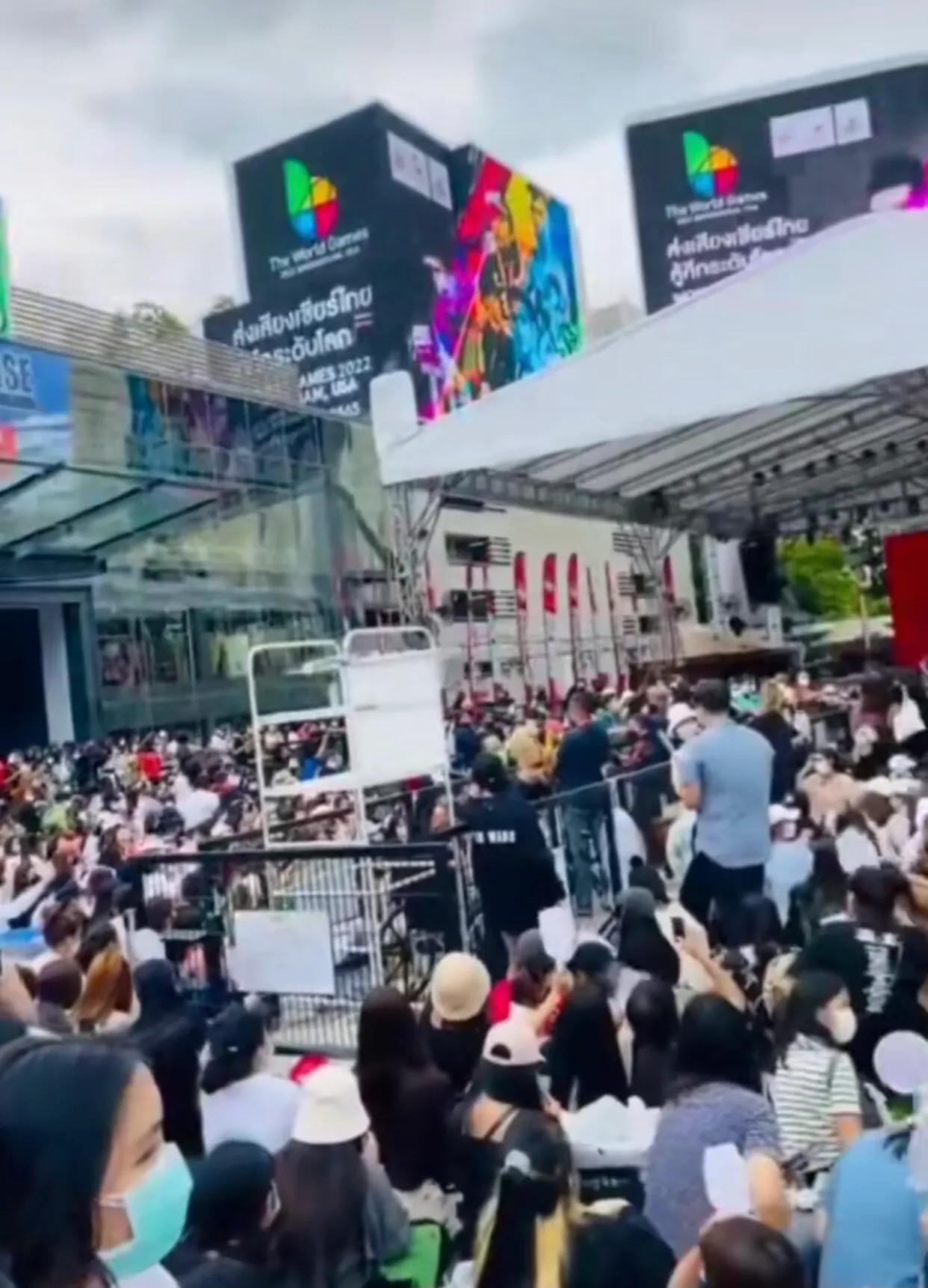 王嘉尔在泰国的人气，人山人海的粉丝接机，简直就是泰顶