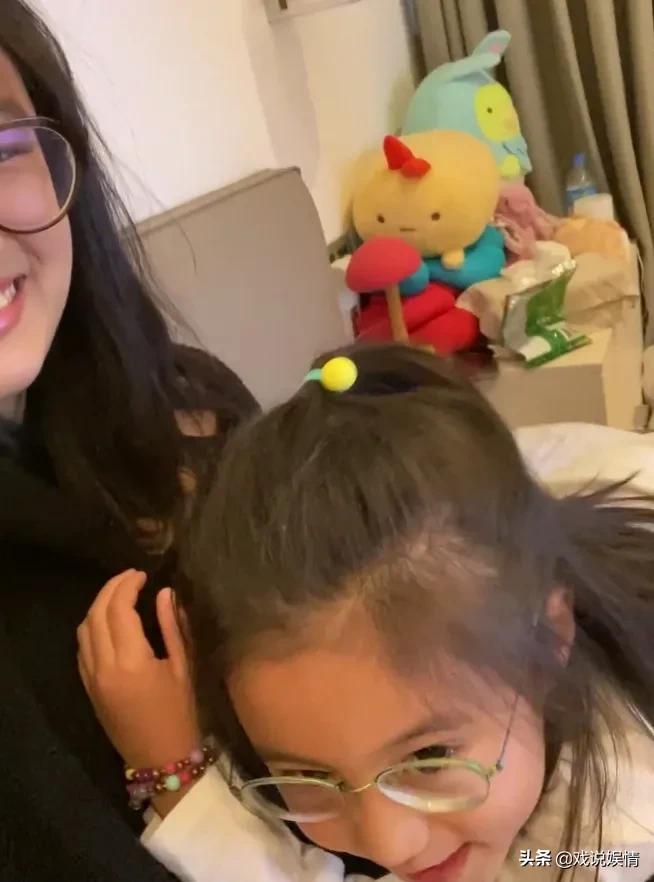 咘咘甜蜜亲吻姐姐梧桐妹，贾静雯同母异父的三个女儿感情超好