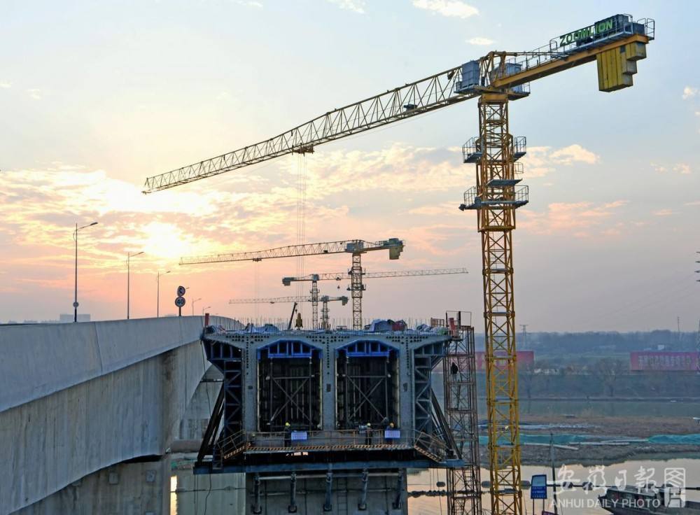 中联重科助建国家重大水利工程 引江济淮东津渡大桥“臂”显身手