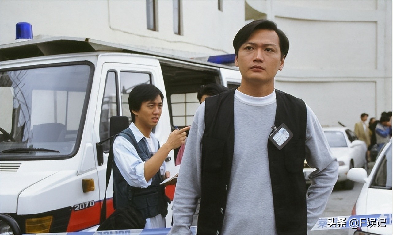 陶大宇大热天在街头派饭盒给老人家 热到汗都把白色外套变透明