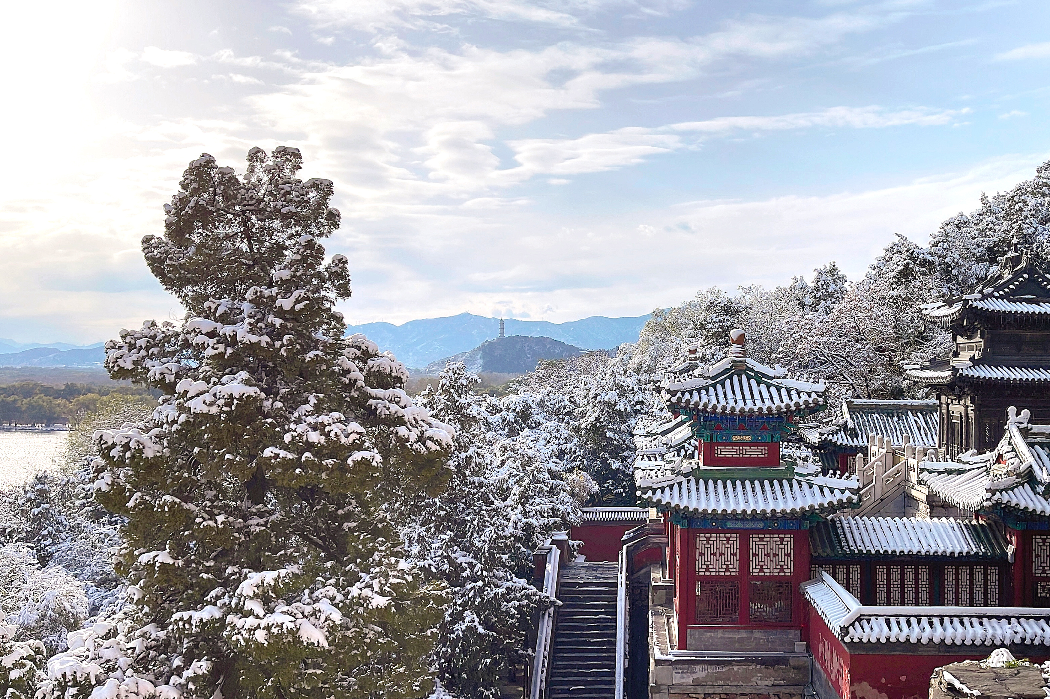 2022年的第一场雪过后，北京的10个好去处，红墙白雪年味浓