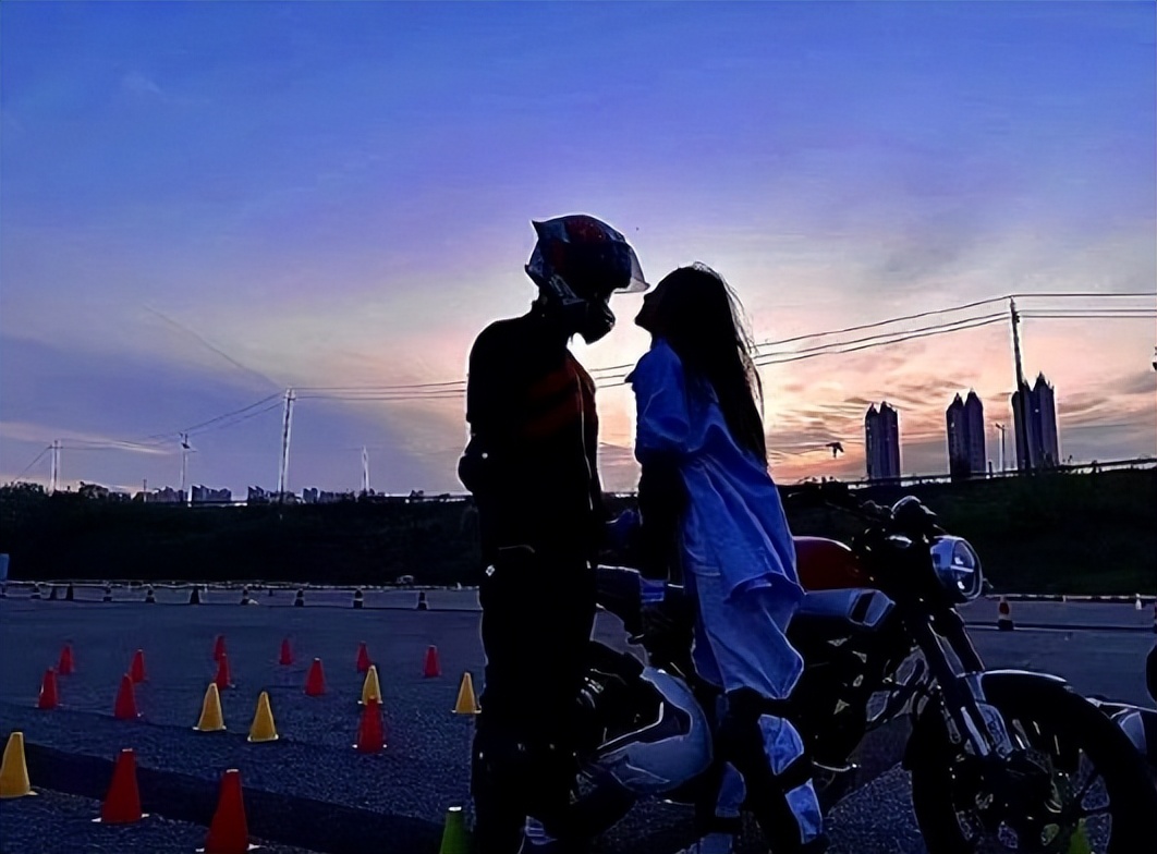 杜海涛近照曝光，瘦身成功后穿唐装素颜与网友合照，被赞好有气质