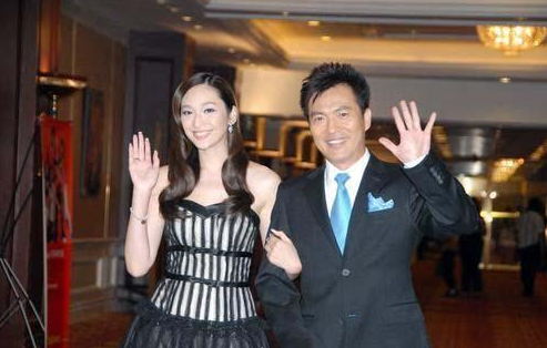 54岁足球解说员黄健翔：二婚15年，仍愧对前妻、亏欠女儿