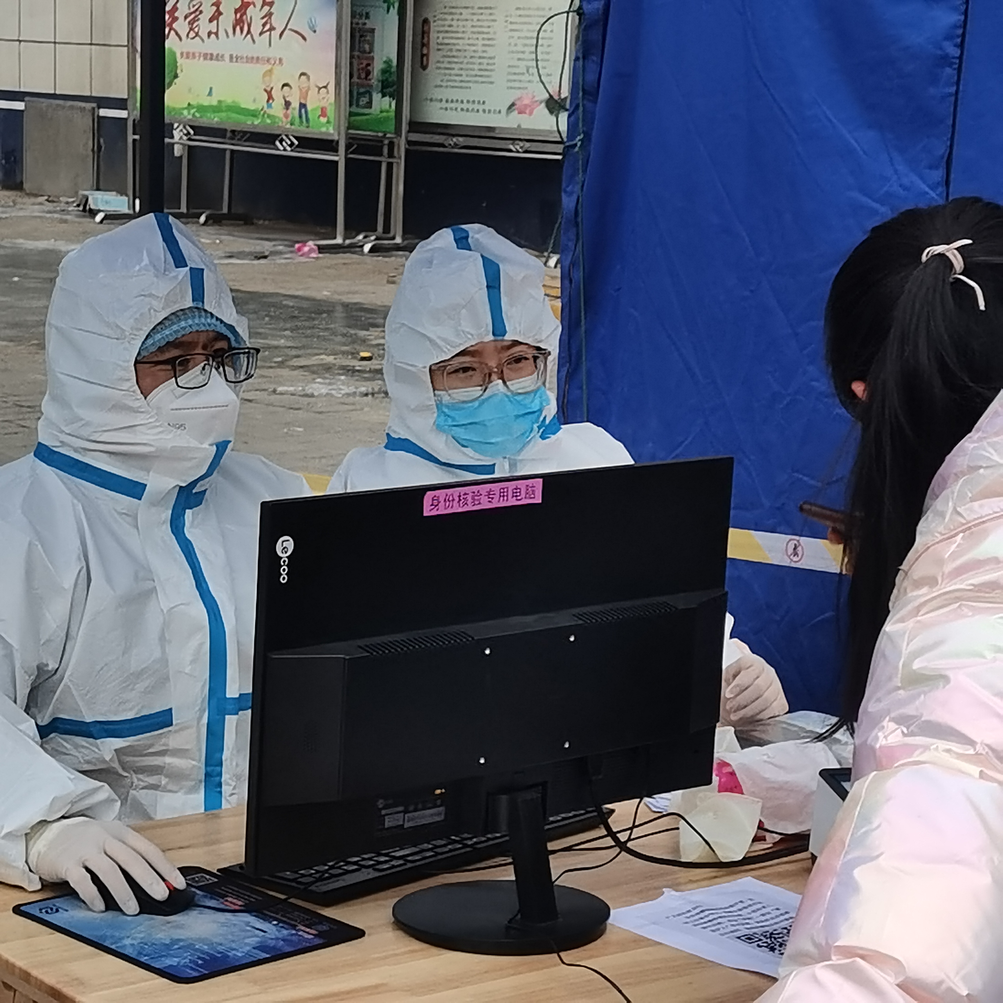 助力社区防疫 党员志愿先行——神木市法院执行工作局党员志愿者下沉社区充实核酸检测工作力量
