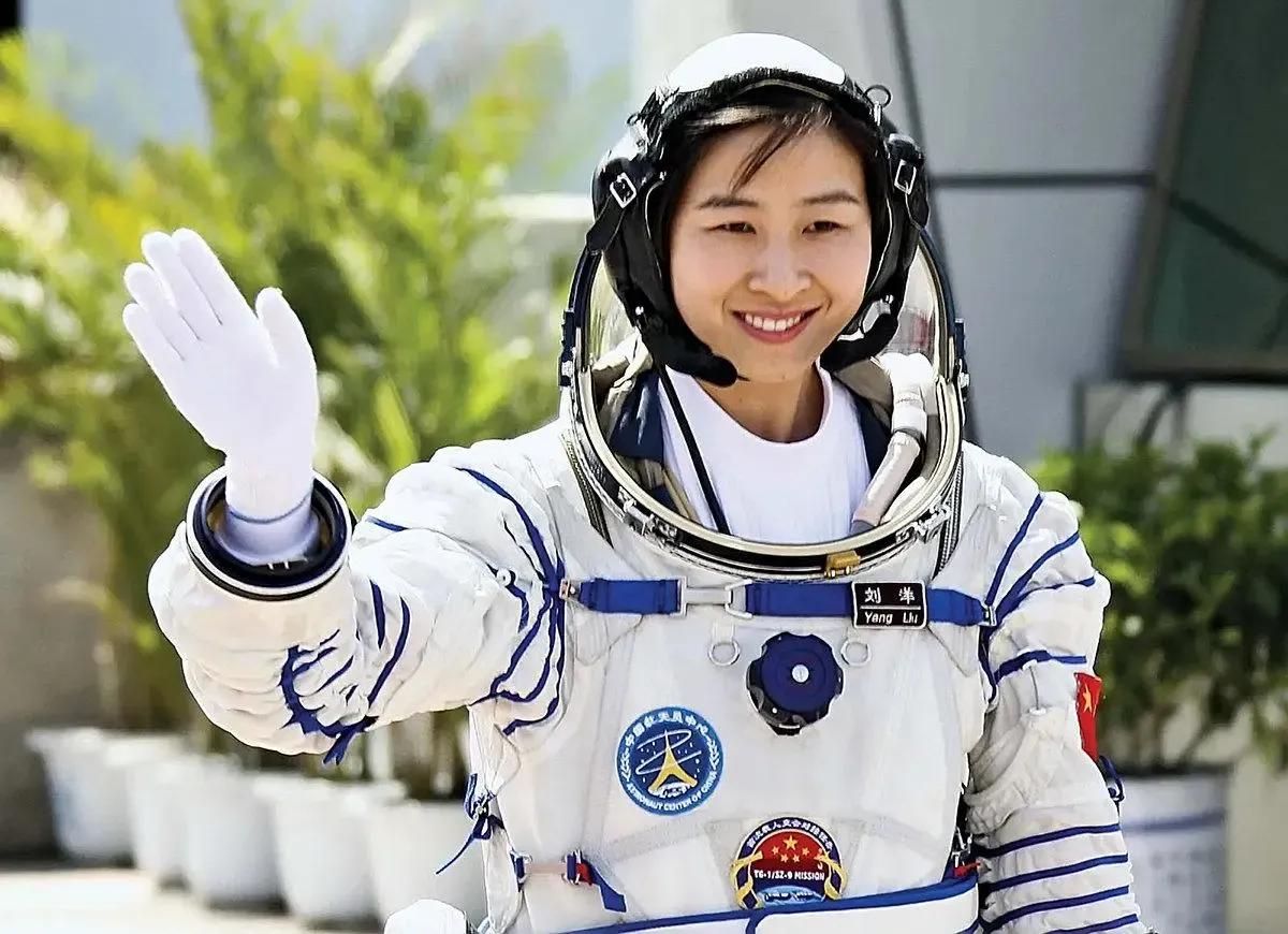 中國首位女航天員，時隔10年再征太空，必須滿足已婚已育條件嗎？