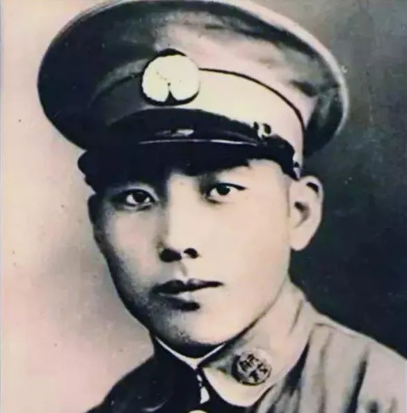 解放军直升机飞行员换了新行头,就差新型大威力防身武器了