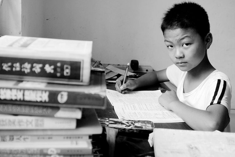 湖南农家发生怪事，10岁男童深夜发出诡异笑声，让父母束手无策