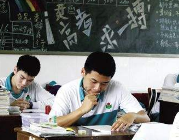 高考生放假期间带着作业去夜店，别人蹦迪她刷题，难道另有隐情？