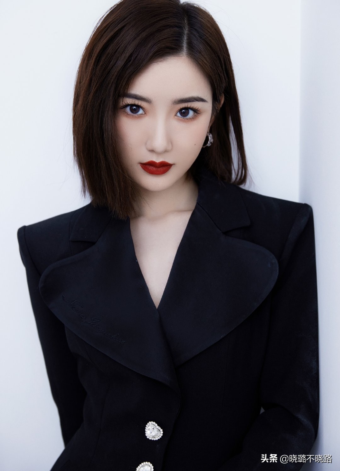 女人上了年紀(jì)就別留長(zhǎng)發(fā)了，推薦這5種“齊肩發(fā)”，顯臉小有氣質(zhì)