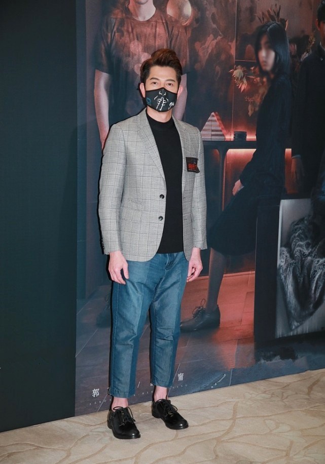 不愧是时髦"天王",郭富城墨镜配西装依旧帅,头上发型成焦点