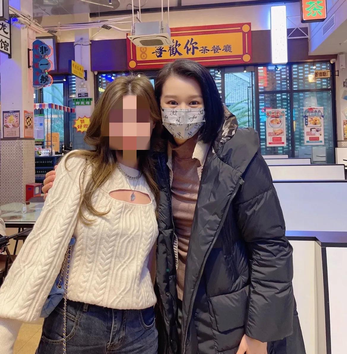 胡杏儿老公带俩儿子去买年花，李乘德吐槽奕霆奕霖是“小坏蛋”