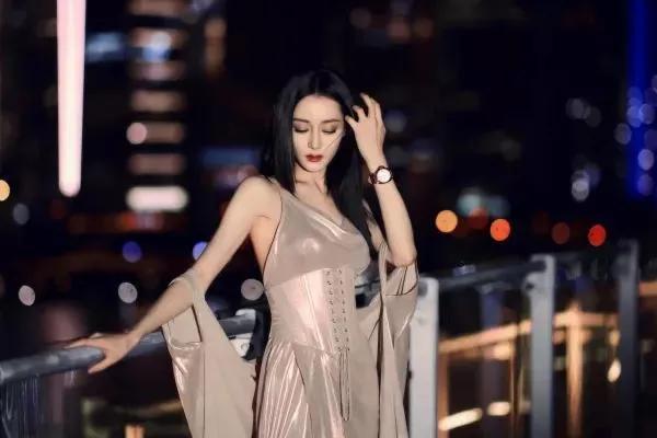 金晨迪丽热巴古力娜扎上演霓虹灯下的极限魅惑，这谁能抵挡得住呀
