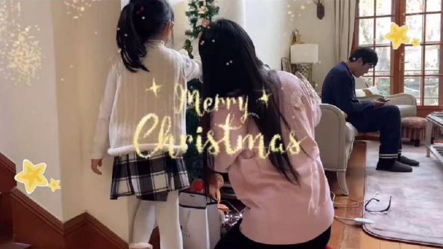 伊能静晒一家三口迎接圣诞，小米粒开心歌唱，正脸曝光像爸爸秦昊