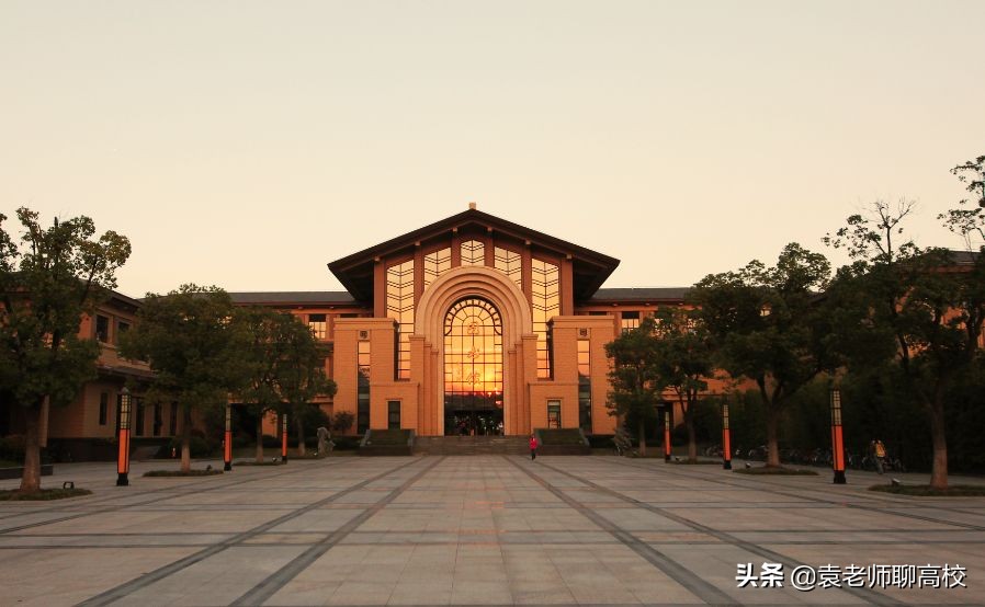 西北政法大学与上海政法学院，一个老牌一个新秀，你会怎么选？