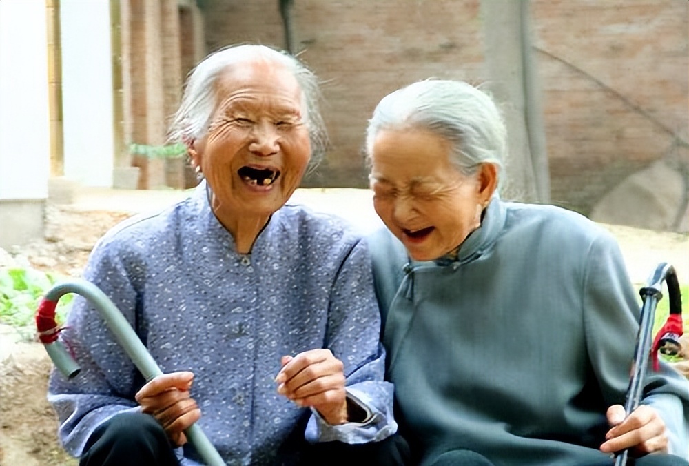 退休医生坦言：寿命长不是靠多走路和多睡觉，却是坚持这2件小事