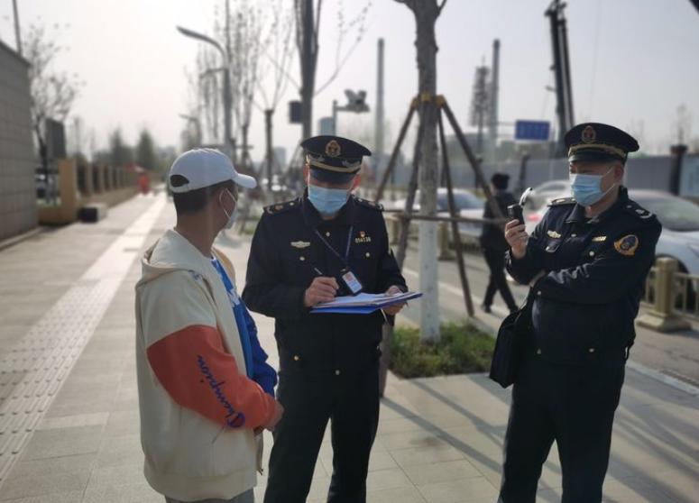 向“黑车”坚决说不 西安市交通运输综合执法支队开展非法营运专项整治行动