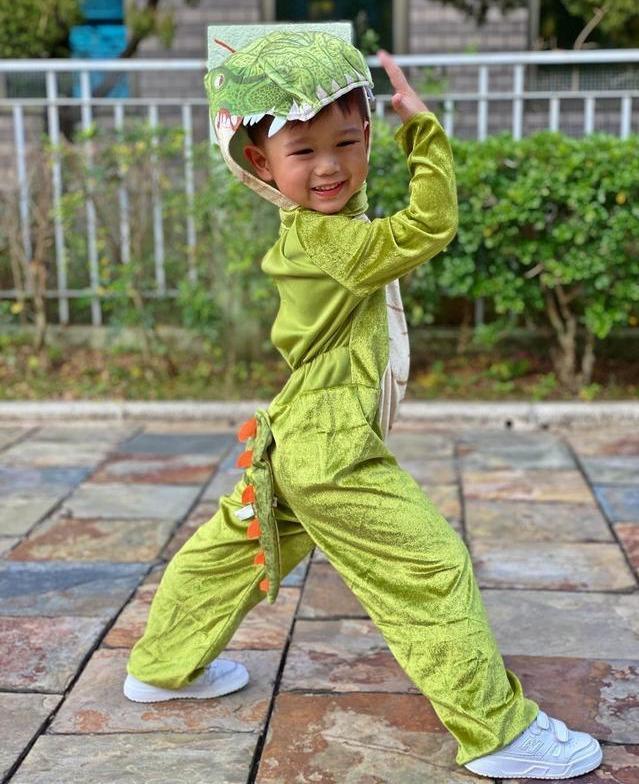 胡杏儿俩儿子扮恐龙，哥哥神情生动搞怪，闭眼亲吻弟弟超有爱