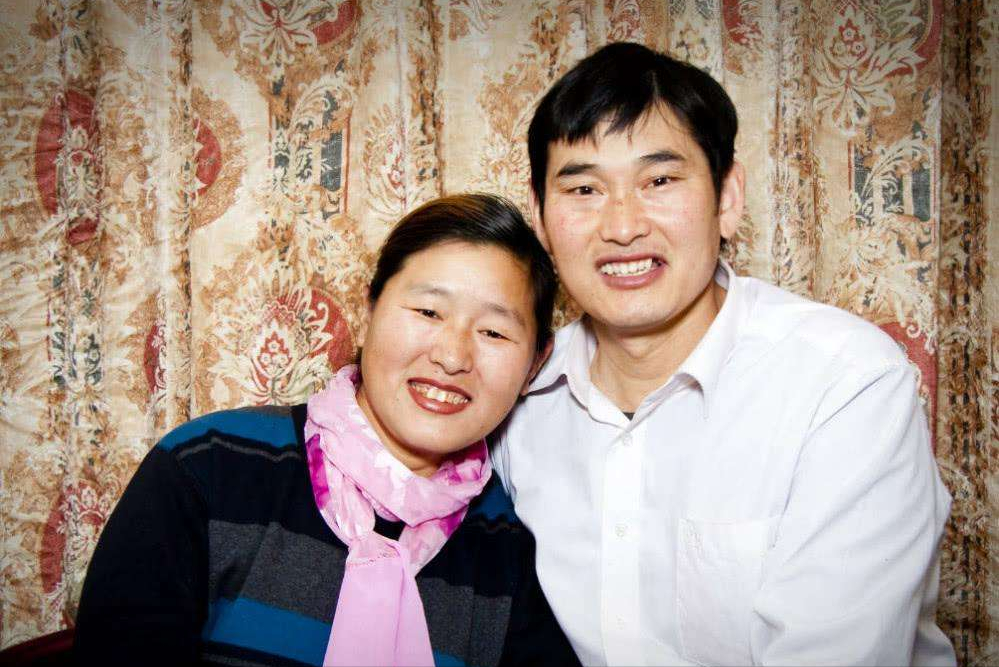 大衣哥前脚给陈萌买首饰，后脚卖废品换馒头，直言：能吃好几天