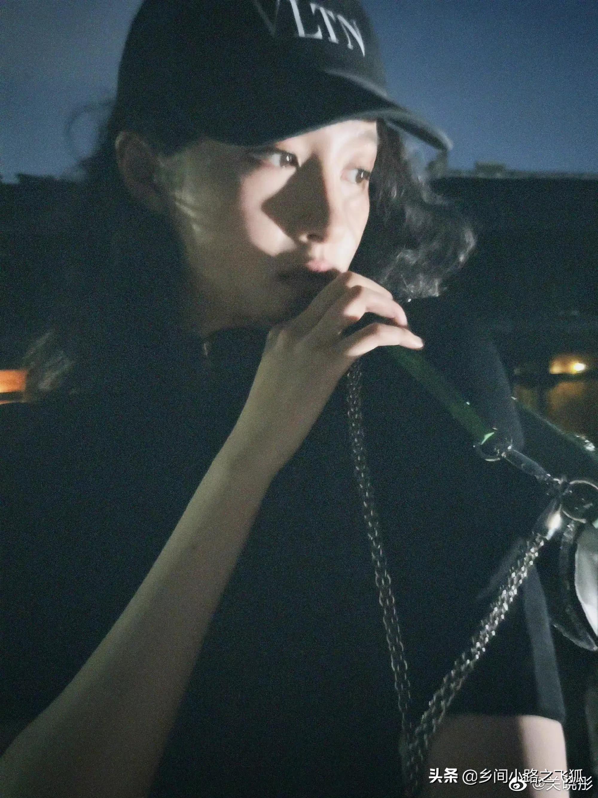 关晓彤夏夜的一点闪随拍，黑夜中的小精灵