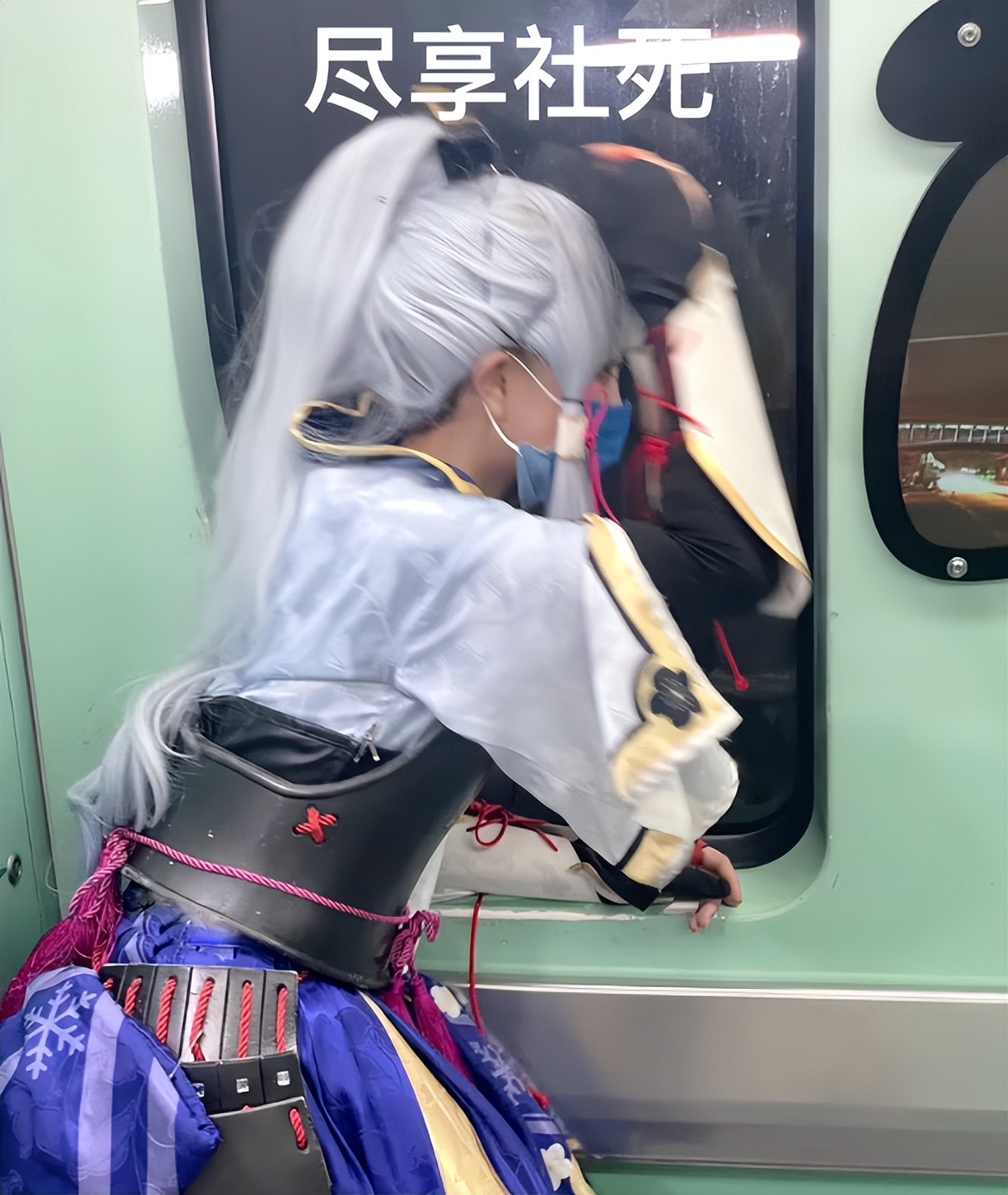 游戏《原神》神里兄妹挤地铁遭众人围观 现场社死!-哪边嗨