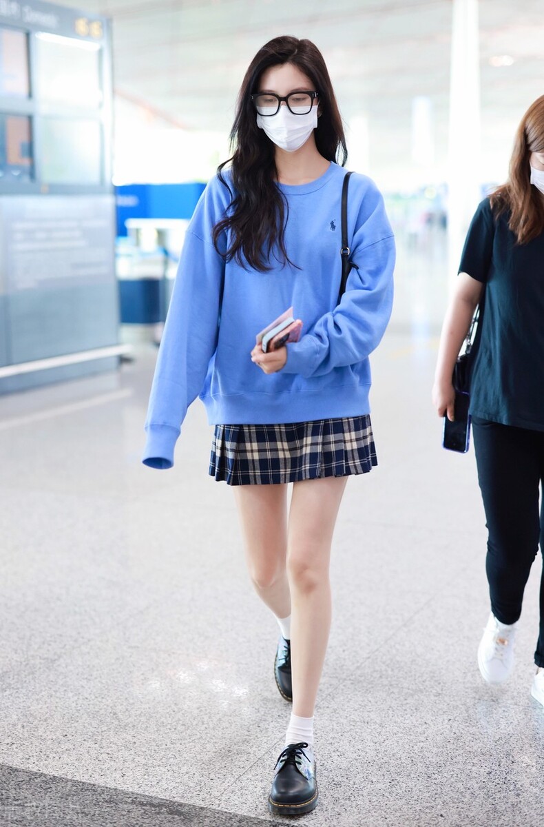 宋妍霏蓝色卫衣+格纹百皱裙+德比鞋+黑框眼镜文艺氛围感